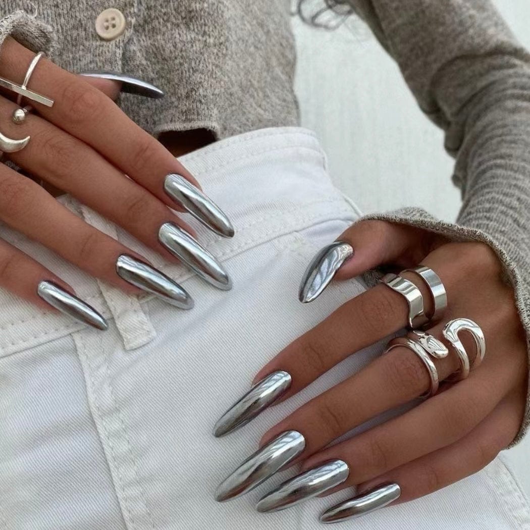 Unveil the epitome of nail artistry with our captivating chrome nails design. 
