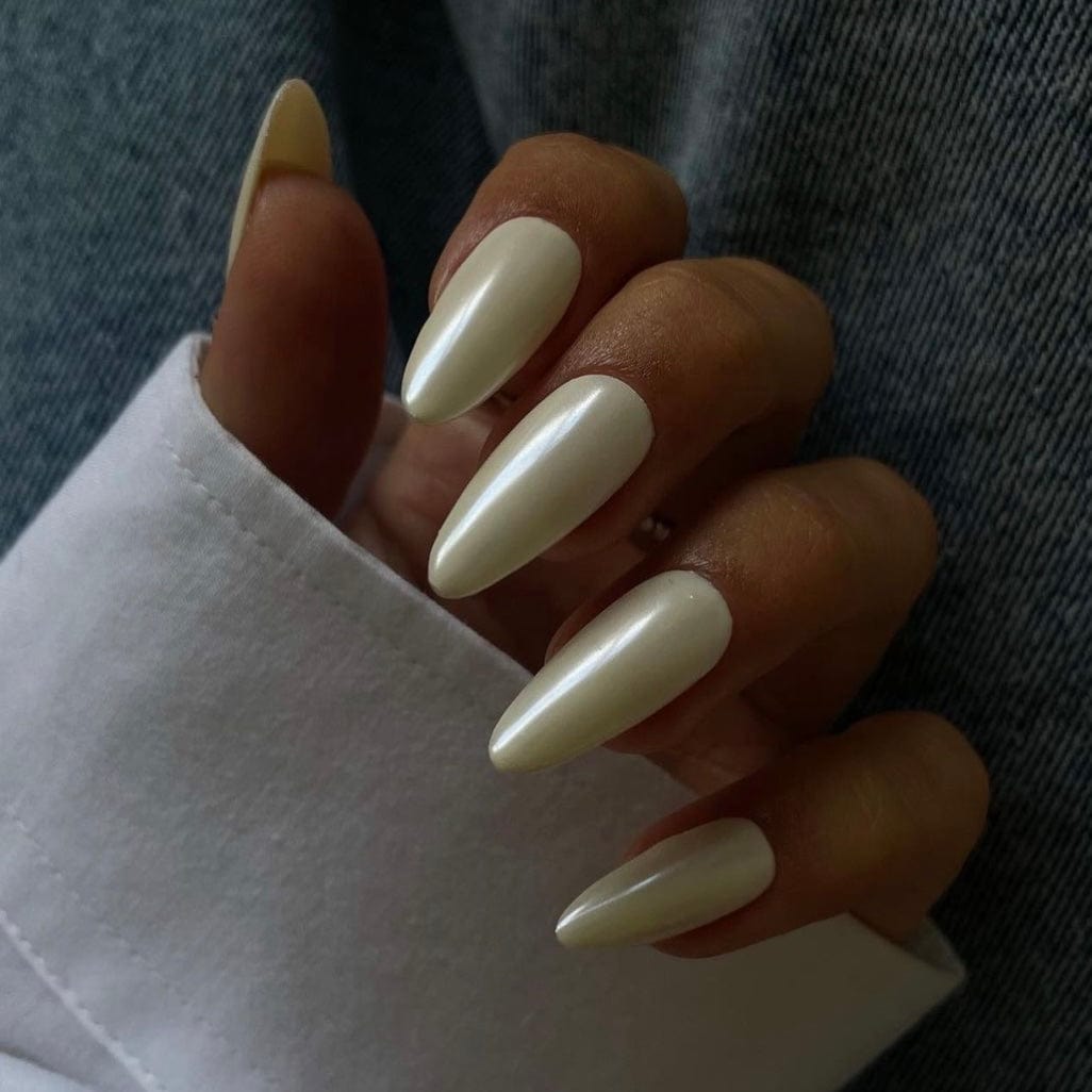 Elevate your manicure with the timeless elegance of pearly white nails. Our collection of white press-on nails offers a perfect blend of sophistication and convenience. 