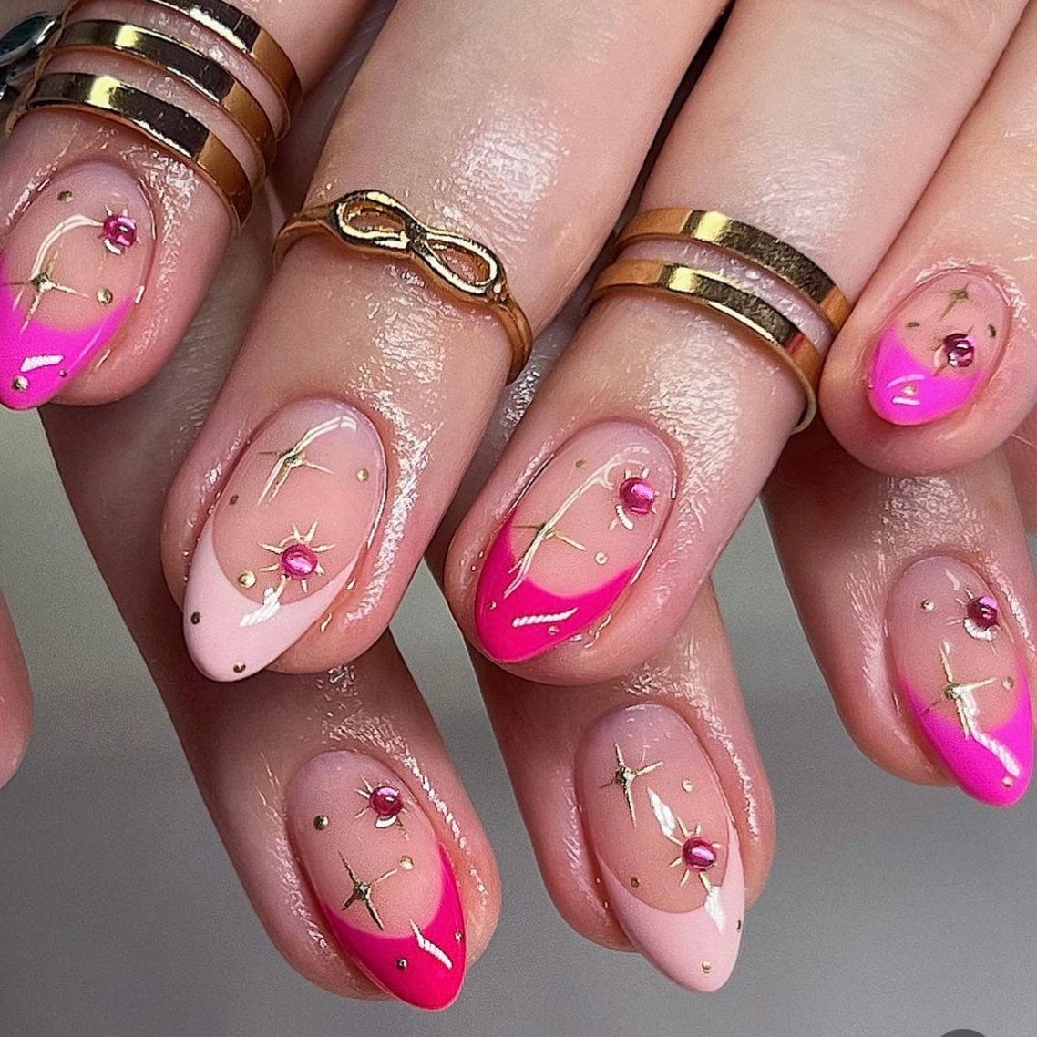 Short nails adorned with classic French tip designs, offering timeless elegance and sophistication.